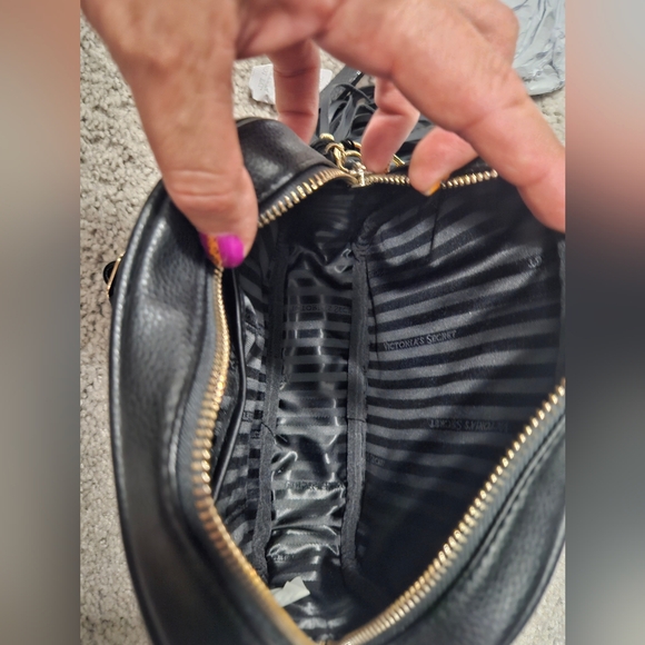 Victoria's Secret Black Chevron Crossbody Bag - Picture 3 of 4